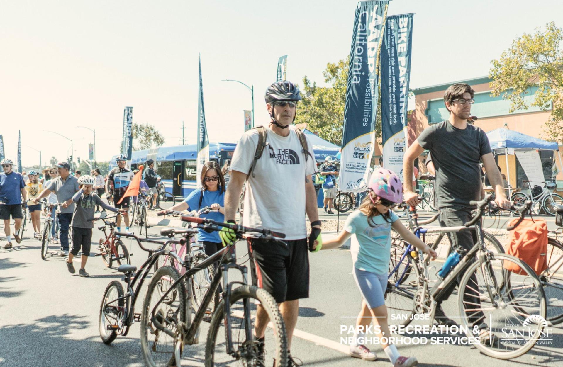 People with their bikes at Viva Calle 2017