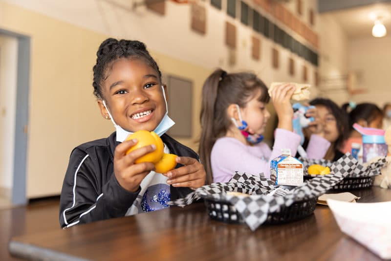 San José youth enjoying a healthy and delicious free lunch.